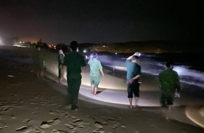 Hà Tĩnh: Một học sinh bị sóng cuốn mất tích khi đi tắm biển ảnh 1