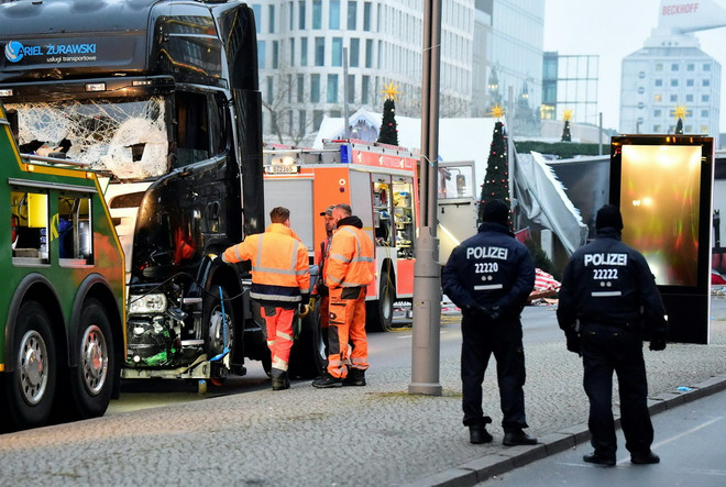 Cảnh sát phong tỏa hiện trường vụ đâm xe tải. (Nguồn: AFP/TTXVN) Bà Merkel xác định vụ đâm xe tải ở Berlin là "hành động khủng bố" ảnh 1