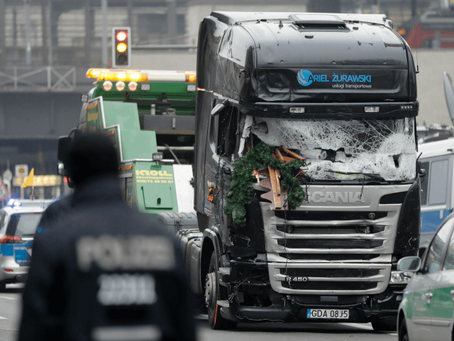 Hiện trường vụ đâm xe tải ở chợ Giáng sinh Breitscheidplatz tại quận Charlottenburg, trung tâm thủ đô Berlin. (Nguồn: AP) Thủ tướng Đức triệu tập họp an ninh sau vụ đâm xe tải ở Berlin ảnh 1