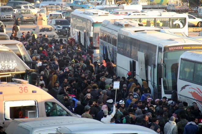 Người dân Syria sơ tán tới khu vực quân đội Chính phủ kiểm soát ở Jibrin, phía đông Aleppo ngày 19/12. (Nguồn: AFP/TTXVN) Chính phủ Syria cho phép Liên hợp quốc tăng cường giám sát tại Aleppo ảnh 1