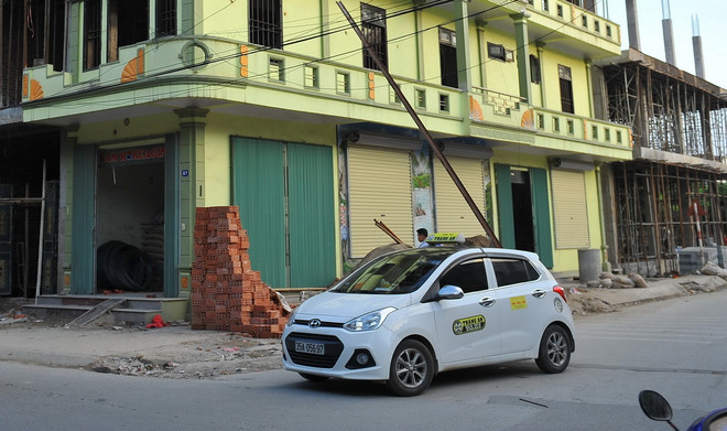 Thanh sắt rơi trúng đầu, một hành khách trên xe taxi tử vong ảnh 1