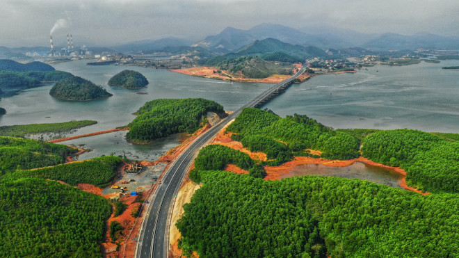 Tuyến đường cao tốc Hạ Long-Vân Đồn (Quảng Ninh). (Nguồn: TTXVN phát) Phê duyệt quy hoạch xây dựng Vân Đồn thành đô thị biển đảo xanh ảnh 1