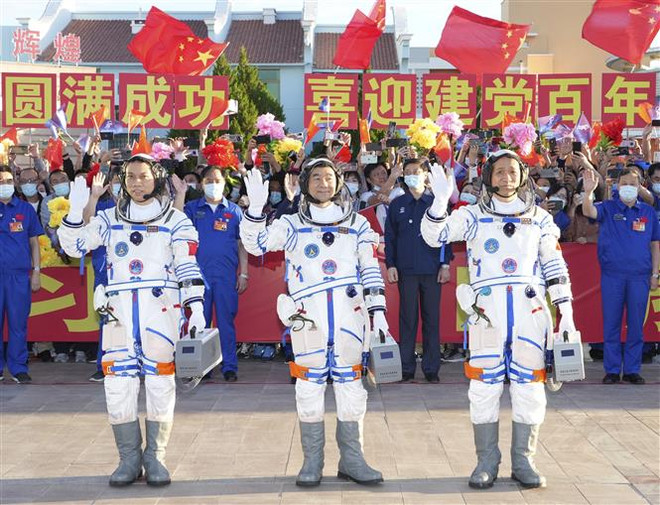Lễ tiễn 3 phi hành gia lên trạm không gian mới tại bãi phóng Tửu Tuyền trên sa mạc Gobi ở Tây Bắc Trung Quốc, ngày 17/6/2021. (Ảnh: THX/TTXVN) Các phi hành gia Trung Quốc trở về an toàn sau 3 tháng trên quỹ đạo ảnh 1