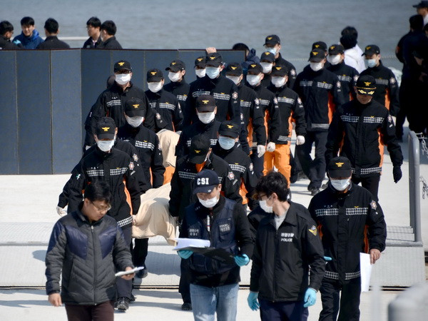 Số người chết trong vụ chìm phà ở Hàn Quốc lên 80 người ảnh 1