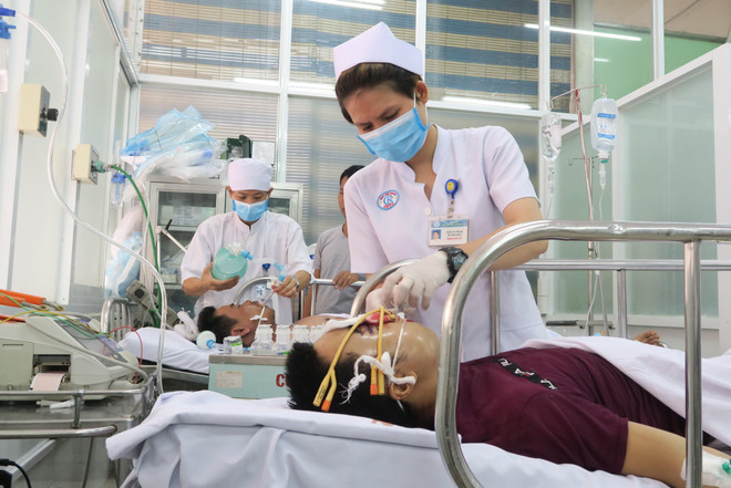 Điều dưỡng viên tại Khoa Cấp cứu - Bệnh viện Chợ Rẫy Thành phố Hồ Chí Minh tích cực cấp cứu cho bệnh nhân. Ảnh minh họa. (Ảnh: Đinh Hằng/TTXVN) Séc muốn tiếp nhận điều dưỡng viên, y, bác sỹ của Việt Nam ảnh 1