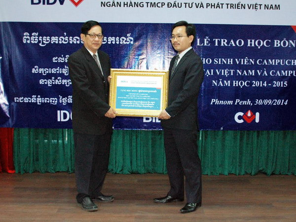 Doanh nghiệp Việt Nam tặng học bổng cho sinh viên Campuchia ảnh 1