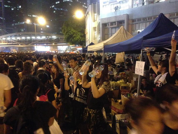 Đêm biểu tình thứ ba của người biểu tình tại Hong Kong ảnh 4