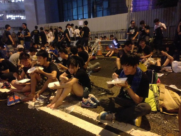 Đêm biểu tình thứ ba của người biểu tình tại Hong Kong ảnh 1