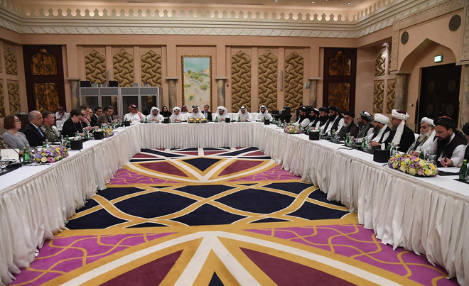 Ảnh tư liệu: Phái đoàn Mỹ (trái) và phái đoàn Taliban (phải) tại vòng đàm phán hòa bình ở Doha, Qatar ngày 26/2/2019. (Nguồn: AFP/TTXVN) Mỹ, Taliban bắt đầu vòng đàm phán thứ sáu về hòa bình ở Afghanistan ảnh 1