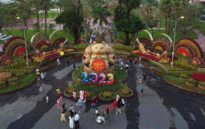 Đường hoa Xuân ở thành phố Tuy Hòa có chủ đề chính là "Tết thịnh vượng" với niềm tin đem vận may, phú quý, tài lộc những ngày Xuân Quý Mão 2023. (Ảnh: Xuân Triệu/TTXVN) Nhiều tín hiệu vui đầu Xuân cho sự phục hồi của ngành du lịch Phú Yên ảnh 1