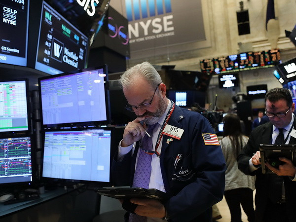 Chứng khoán Mỹ giảm điểm sau phát biểu của Fed về tăng trưởng cân bằng ảnh 1