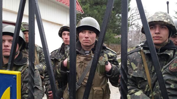 Căn cứ bộ binh Ukraine ở Crimea bị hàng trăm tay súng vây chặt ảnh 3