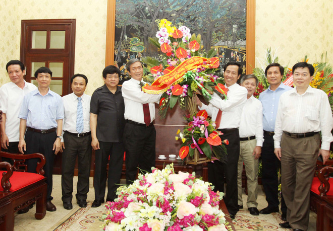 Trưởng ban Tuyên giáo TW thăm, chúc mừng các cơ quan báo chí ảnh 1