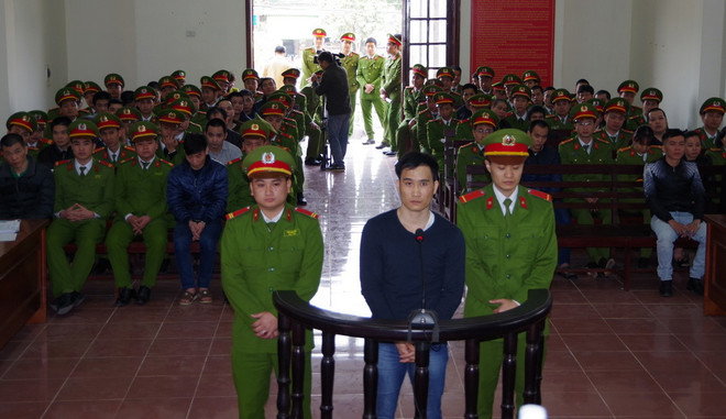 Vụ án mua bán trái phép 1.415 bánh heroin: Đề nghị 11 án tử hình ảnh 1