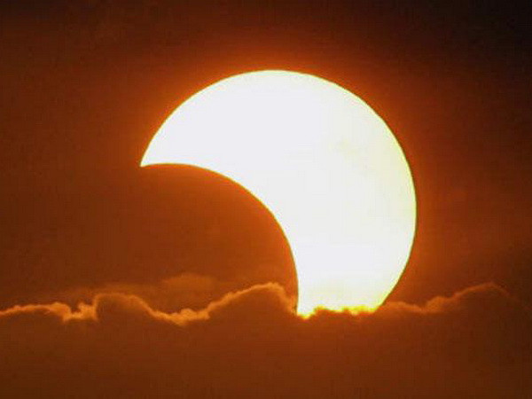 [Video] Chứng kiến toàn cảnh hiện tượng nhật thực đầu tiên năm 2016 ảnh 1