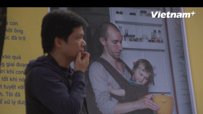 Các ông bố Việt Nam và Thụy Điển chia sẻ về giây phút chăm con ảnh 1