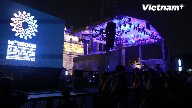 [Video] Giới trẻ cuồng nhiệt với các sao trong Lễ hội Gió mùa ảnh 1