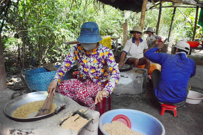 [Photo] Sóc Trăng: Nhộn nhịp nghề làm cốm dẹp vào vụ ảnh 1