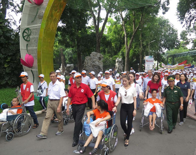 Hơn 5.000 người đi bộ “Vì nạn nhân chất độc da cam 2016” ảnh 1