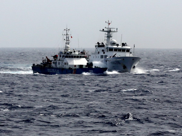 Phóng sự "Rượt đuổi ở Hoàng Sa" trên trang nhất báo Le Monde ảnh 1