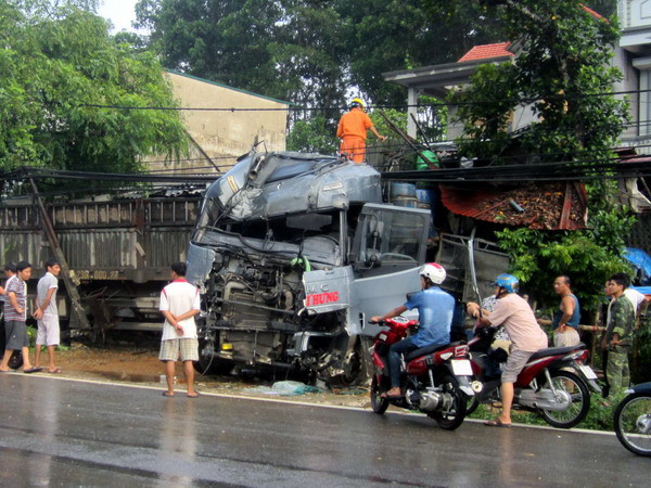 [Photo] "Xe điên" đâm liên tiếp vào 2 nhà dân ở Tuyên Quang ảnh 2
