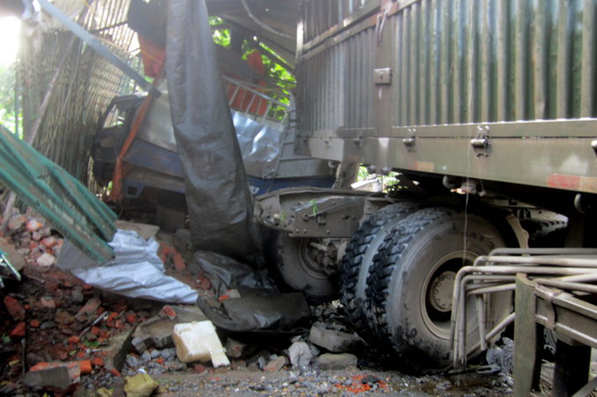 [Photo] "Xe điên" đâm liên tiếp vào 2 nhà dân ở Tuyên Quang ảnh 1