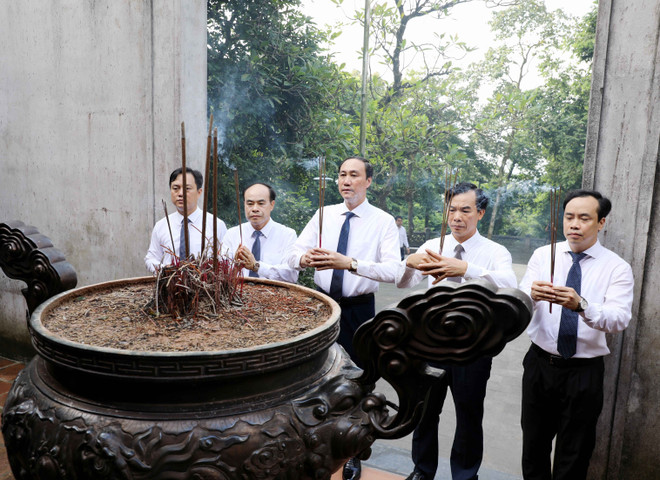 Các lãnh đạo tỉnh Phú Thọ dâng hương tưởng niệm các Vua Hùng tại Đền Kính thiên trên đỉnh núi Nghĩa Lĩnh. (Ảnh: Tạ Toàn/TTXVN) 70 năm bac ho ve tham den hung_3.jpg