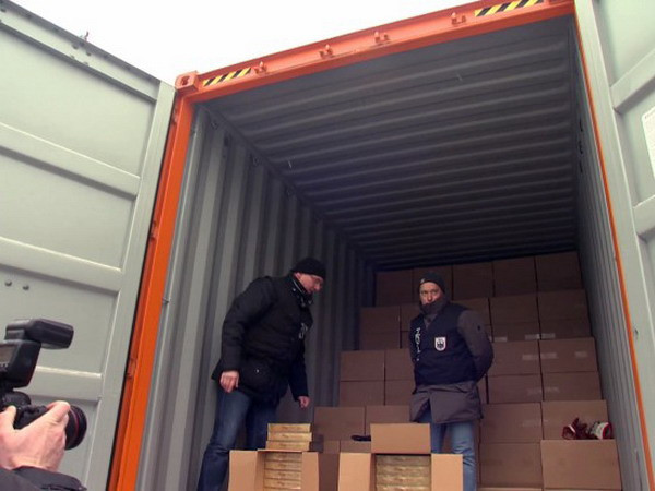 Hai container chứa toàn bộ thuốc lá lậu. (Nguồn: abendblatt.de) Đức: Hải quan Hamburg thu 16 triệu điếu thuốc lá lậu ảnh 1