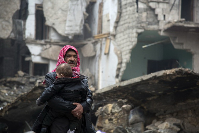 Nhiều người dân Syria đang bị mắc kẹt trong ccacs cuộc giao tranh ở Aleppo. (Nguồn: AFP) Ông Obama chỉ đạo sơ tán người dân Syria khỏi Aleppo ảnh 1