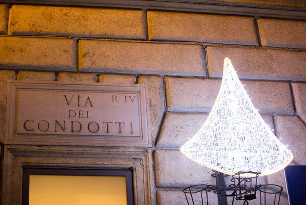 Các thương hiệu thời trang thế giới "lột xác" trong mùa lễ hội ảnh 5