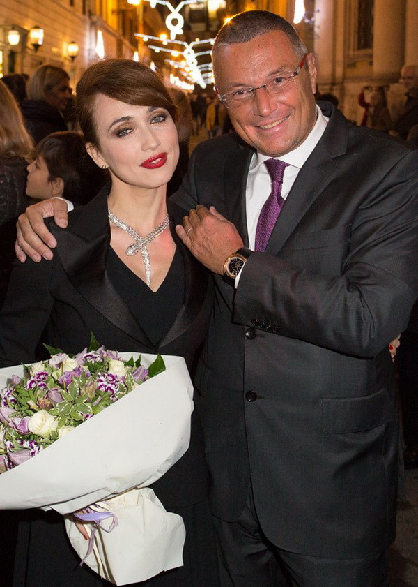 Các thương hiệu thời trang thế giới "lột xác" trong mùa lễ hội ảnh 3