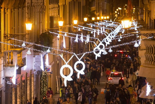 Các thương hiệu thời trang thế giới "lột xác" trong mùa lễ hội ảnh 4