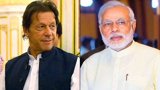 Thủ tướng Ấn Độ Narendra Modi (phải) và người đồng cấp Pakistan Imran Khan. (Nguồn: Hindustan Times) Hai Thủ tướng Ấn Độ và Pakistan phát thông điệp hòa bình khu vực ảnh 1