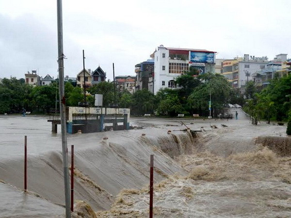 [Video] Mưa lớn gây ngập lụt cục bộ tại thành phố Uông Bí-Quảng Ninh ảnh 1