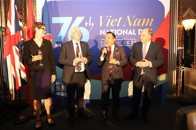 Chủ tịch Hạ viện Anh Lindsay Hoyle (thứ 2 từ trái sang), Bộ trưởng Quốc phòng Anh Ben Wallace (ngoài cùng bên phải) và bà Joelle Jenny, đại diện Bộ Ngoại giao Anh lên sân khấu chúc mừng 76 năm Quốc khánh nước Cộng hòa xã hội chủ nghĩa Việt Nam. (Ảnh: Đình Thư/TTXVN) Kỷ niệm Quốc khánh 2/9 tại Liên hiệp Vương quốc Anh và Bắc Ireland ảnh 1