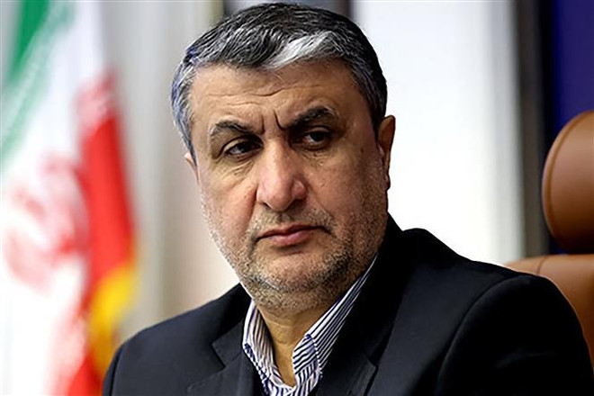 Ông Mohammad Eslami, người đứng đầu Tổ chức Năng lượng Nguyên tử của Iran tại một cuộc họp ở Tehran. (Ảnh: AFP/TTXVN) Iran kêu gọi Mỹ thay đổi chính sách, dỡ bỏ các biện pháp trừng phạt ảnh 1