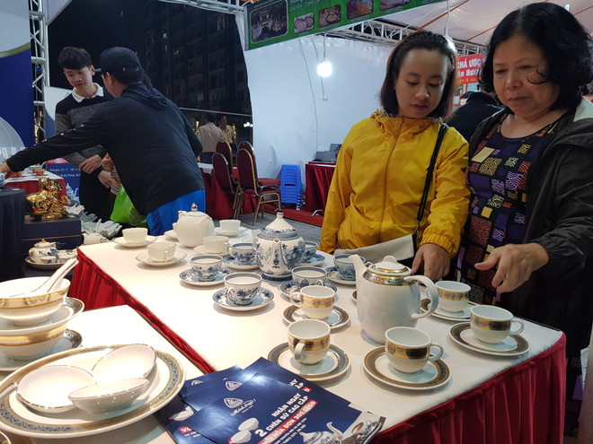 Người dân Thủ đô hào hứng mua sắm tại hội chợ Vàng khuyến mại. (Ảnh: Đỗ Phương Anh/TTXVN) Hà Nội khai mạc Hội chợ Vàng khuyến mại năm 2019 ảnh 1