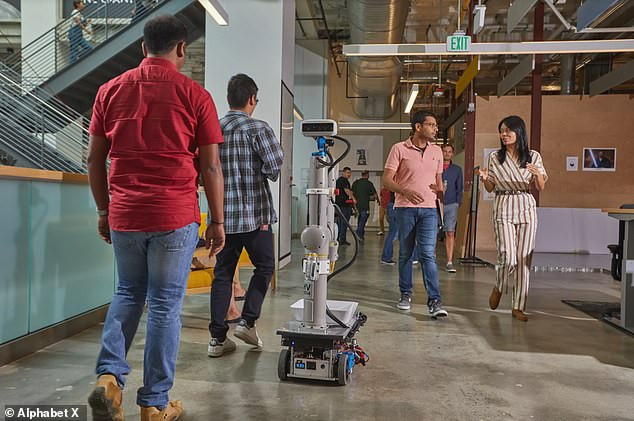 Các nhà khoa học Google hy vọng robot văn phọng sẽ làm được nhiều tác vụ hỗn hợp, phức tạp trong không gian văn phòng chật hẹp, đông người. (Nguồn: Alphabet X) Google đạt được bước tiến trong huấn luyện robot văn phòng ảnh 1