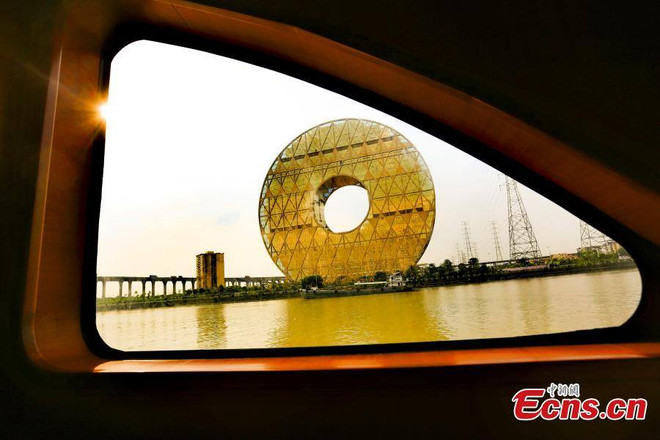 [Photo] Trung Quốc "chơi trội" với tòa nhà đồng xu lớn nhất thế giới ảnh 2