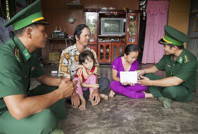 Bộ đội Biên phòng tiếp sức học sinh nghèo vùng biên đến trường ảnh 1
