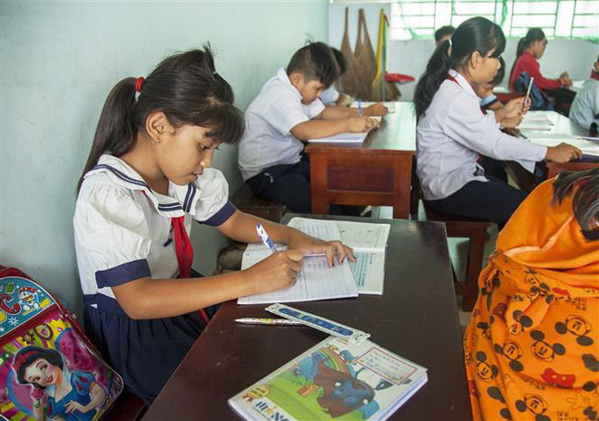 Bộ đội Biên phòng tiếp sức học sinh nghèo vùng biên đến trường ảnh 2