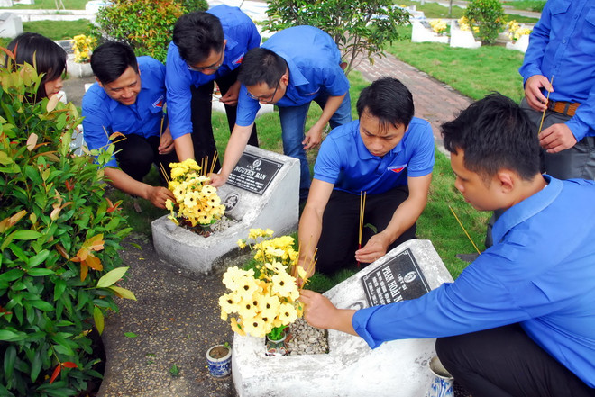 Tuổi trẻ Thông tấn thắp nến tri ân, tiếp bước những người anh hùng ảnh 3