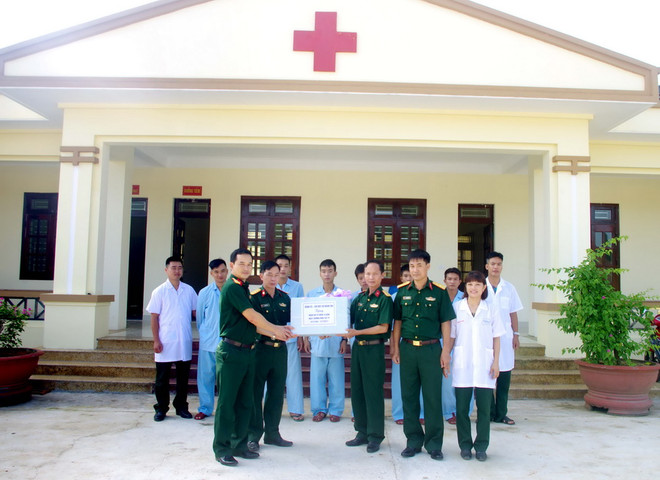 Sư đoàn 304 tổ chức đền ơn đáp nghĩa, tri ân các anh hùng liệt sỹ ảnh 2