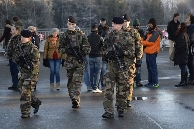 Binh sỹ Pháp tuần tra tại thủ đô Paris ngày 8/1. (Nguồn: AFP/TTXVN) Vụ tấn công báo Charlie Hebdo báo hiệu hình thức khủng bố mới ảnh 1