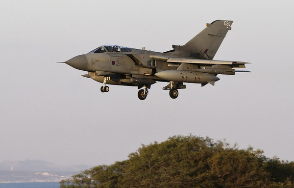 Anh điều thêm máy bay cho đơn vị tham gia truy kích IS ảnh 1