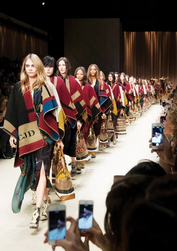 Những chiếc túi xách nổi bật trong mùa Thu Đông 2014-2015 ảnh 9