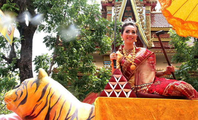 Nhân dân Lào vui đón Tết cổ truyền Bunpimay 2014 ảnh 1