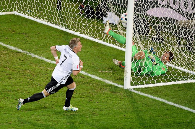 Những khoảnh khắc vàng của người hùng Bastian Schweinsteiger ảnh 37