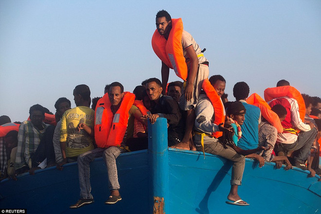 [Photo] Giải cứu trẻ sơ sinh 5 ngày tuổi di cư vượt Địa Trung hải ảnh 19