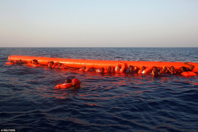 [Photo] Giải cứu trẻ sơ sinh 5 ngày tuổi di cư vượt Địa Trung hải ảnh 5